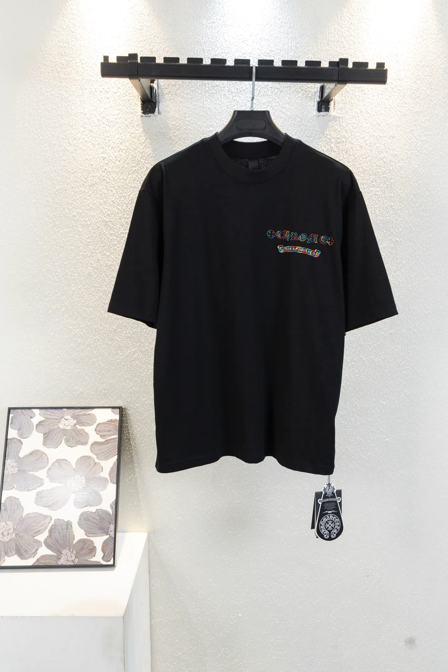 🅿️210 model number k732 Chrome hearte/Chrome heart ch 25ss Miami limited edition Sanskrit embroidered T-shirt short sleeves. A must-have item for daily commuting for men and women in light luxury. The correct version is welcome to compare. Detailed features: ·280 grams of 100% cotton double yarn jersey fabric. ·Custom dyed in the same cylinder, special thickened 32 pieces of double-strand 1x1 thread. ·Double-needle cross-stitch technology. ·Original main mark, washed hangtag. COLOUR: Black SIZE: xs s m L